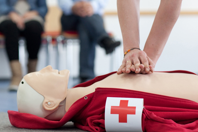 Teilnehmende in einem Erste-Hilfe-Kurs üben die stabile Seitenlage